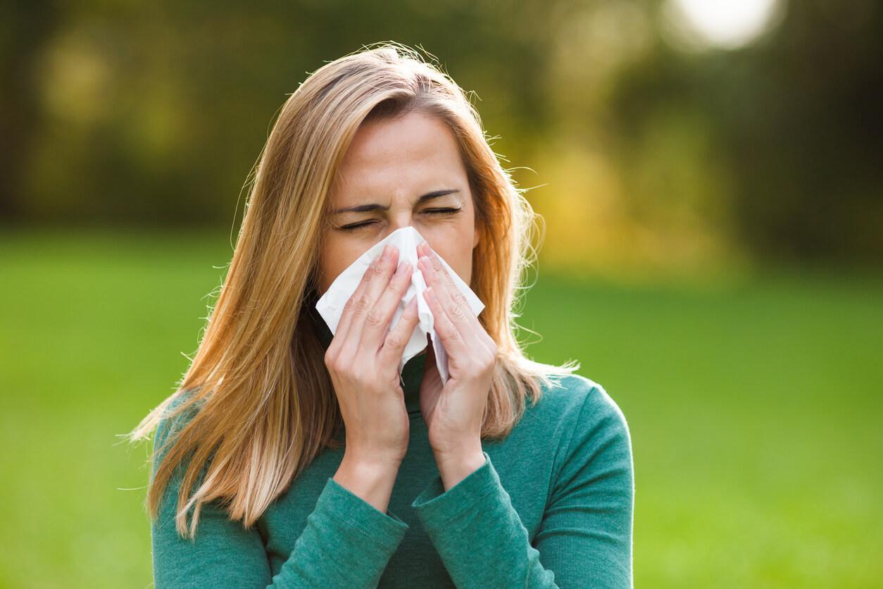 Seasonal allergies begin every spring as pollen counts rise. Learn more about what causes allergies, common allergy symptoms, and various treatment plans.