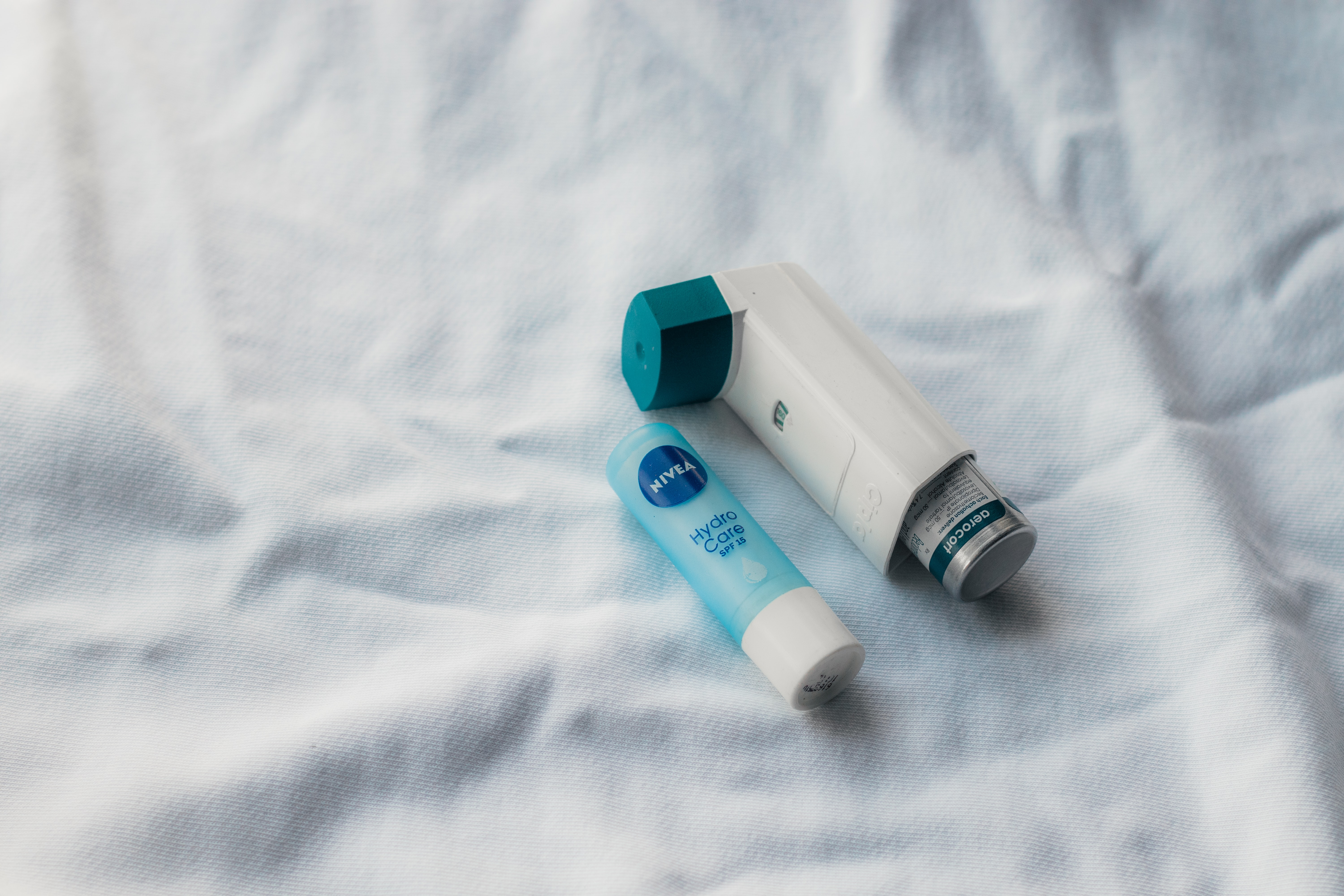 It can be difficult to figure out the best treatment plan for your health. We’ve compared the cost of asthma inhalers and detailed the pros and cons of each.