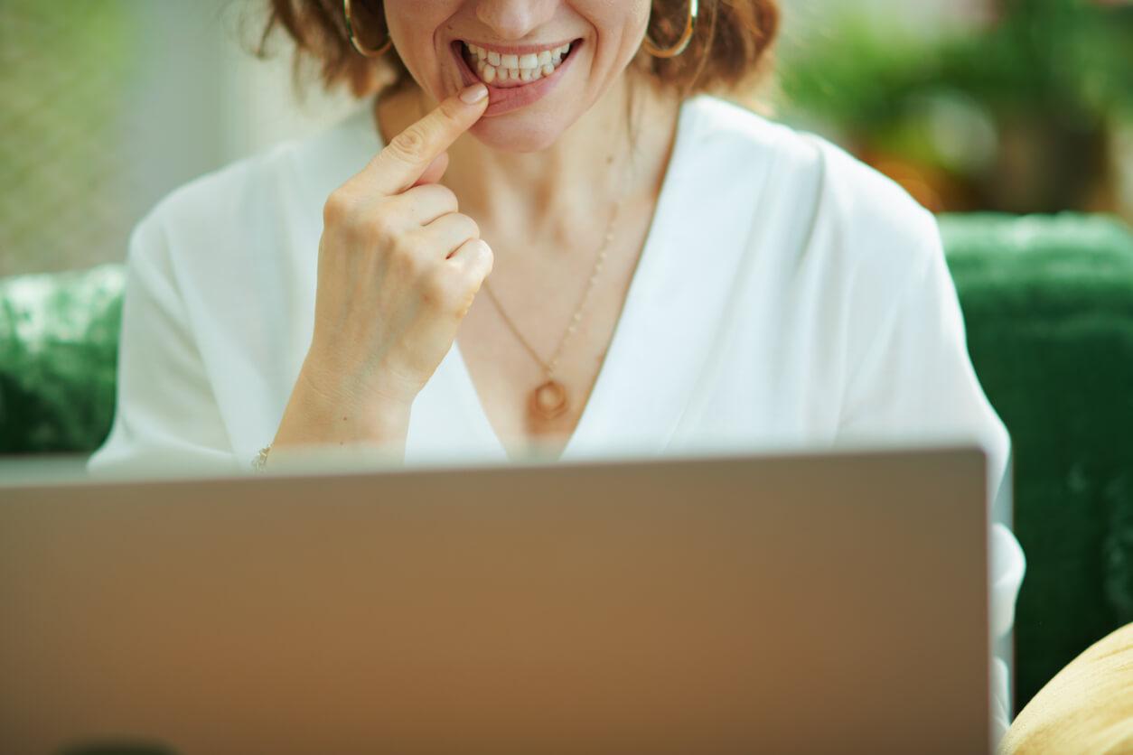Teledentistry services et patients connect with dentists nationwide to discuss oral health conditions and treatment plans.