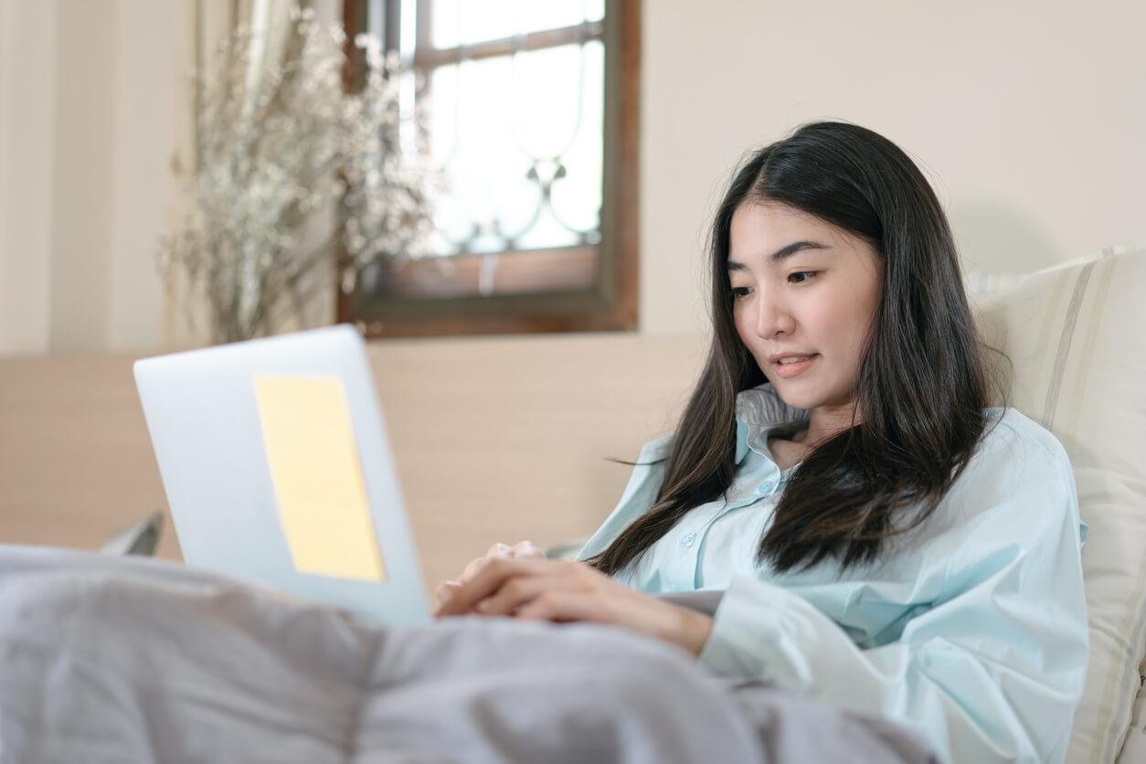 Online therapy platforms connect people seeking attention for mental health concerns with licensed therapists or mental health professionals via text messaging, phone calls, or live video chats.